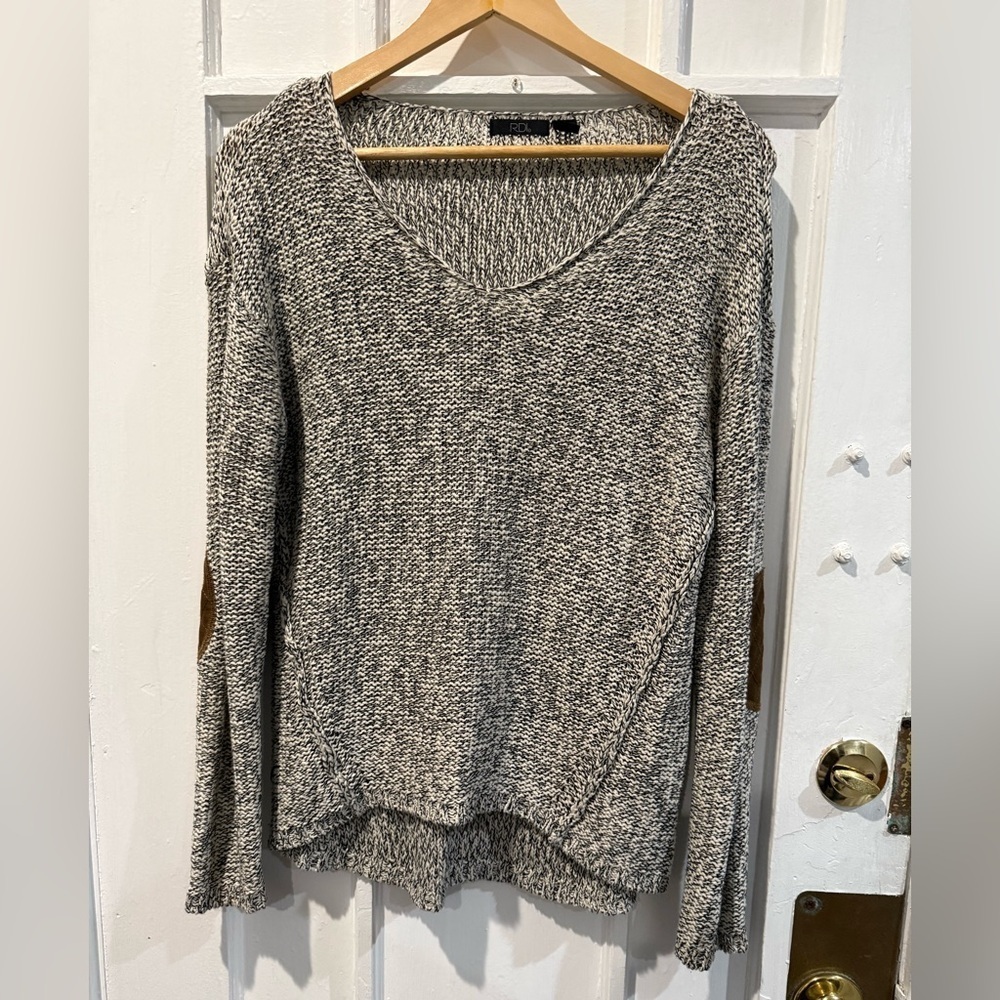 RD Style Black and White V-Neck Sweater